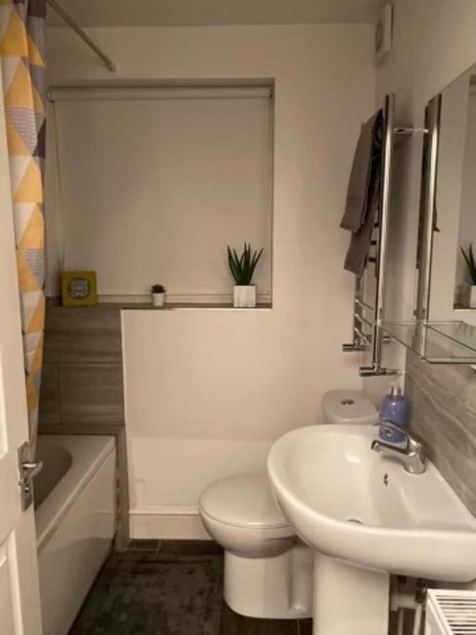 Spacious Four Bedroom Home 3 Bathrooms - Coventry Exterior foto